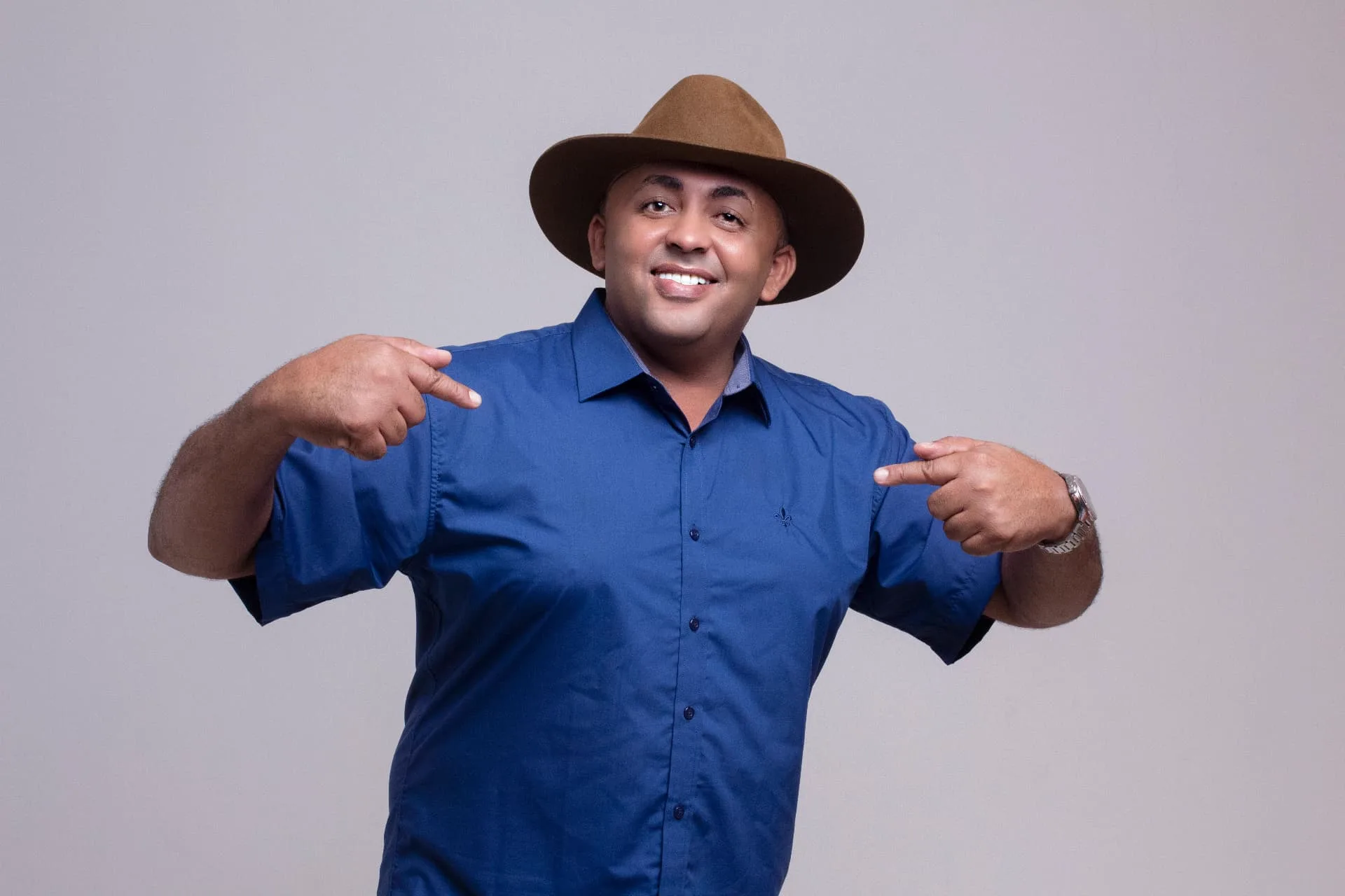 Pré-visualização de candidato-camisa-azul.jpg